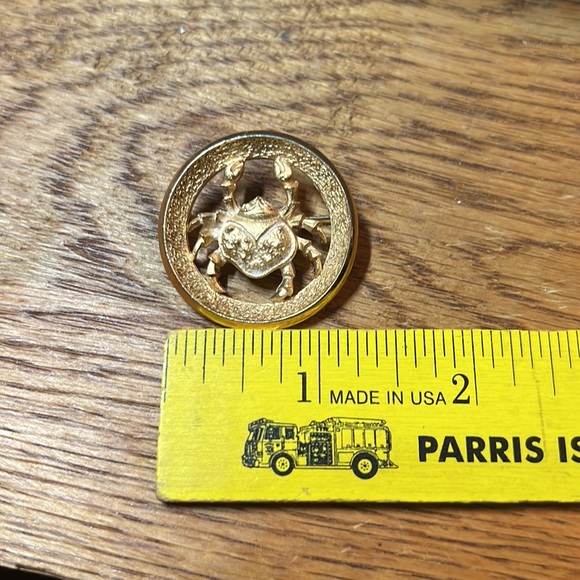 Vintage Crown Trifari 1969 Cancer Zodiac Brooch Gold-tone Astrology Crab - Picture 16 of 17